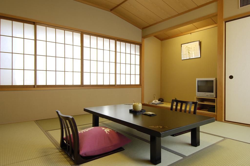 Gion Ryokan Karaku Киото Экстерьер фото